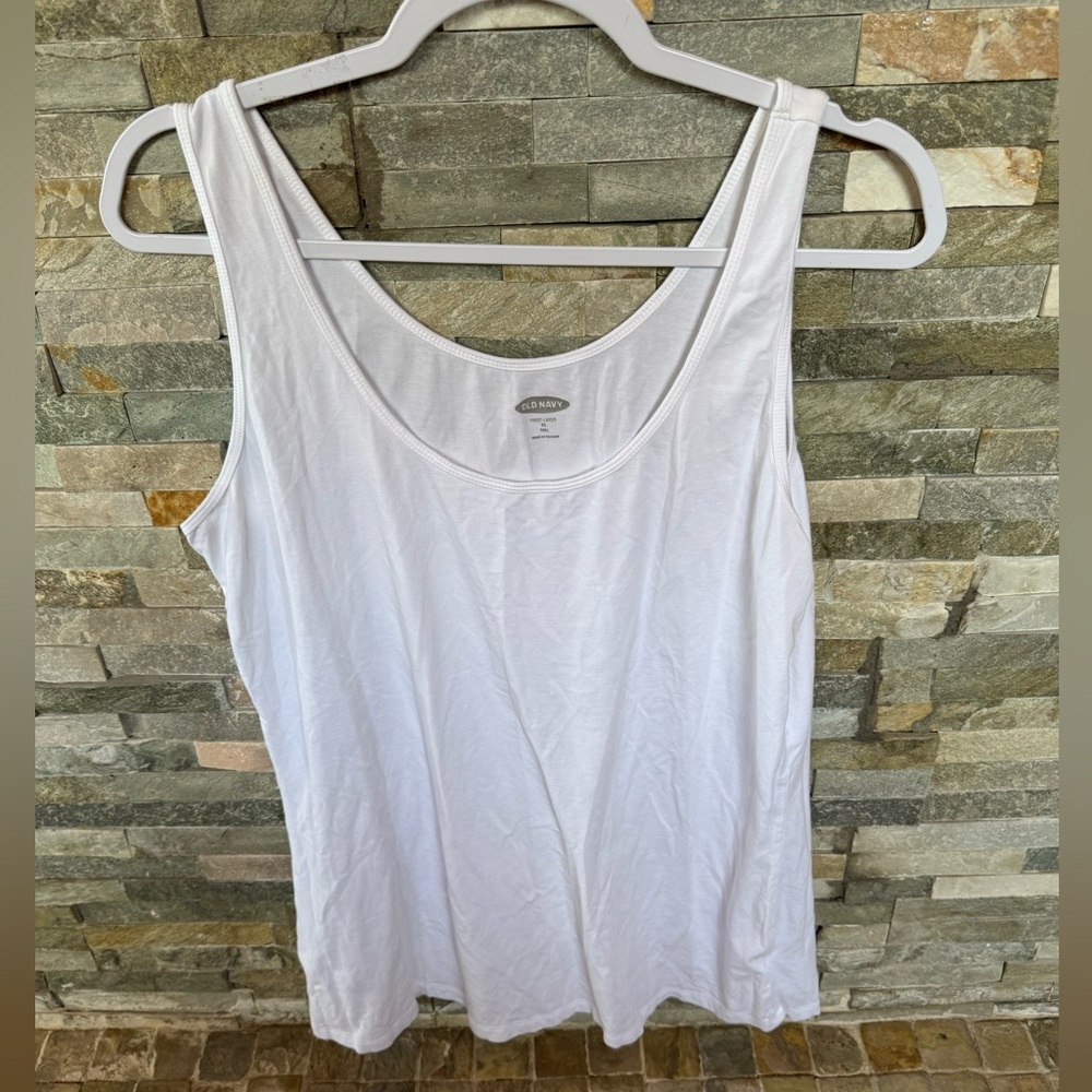 🔥🔥🔥free with purchase add to bundle 🔴🔴Old navy White Sleeveless tank  Top